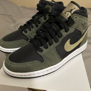 Women Nike Jordan 1 Mid Size 7